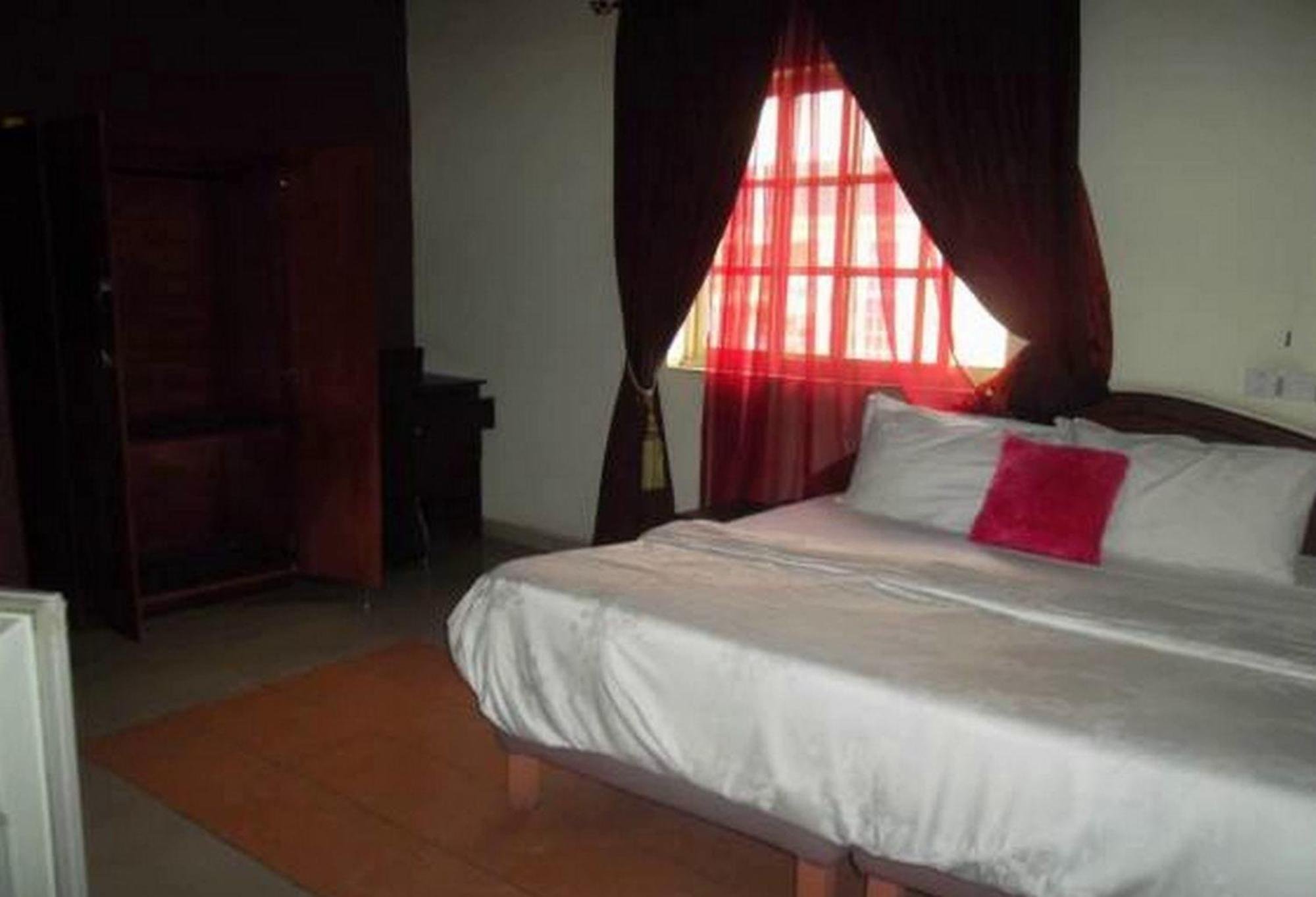 Room In Lodge - Clen-Phil Hotels And Suite Port Harcourt Exterior foto
